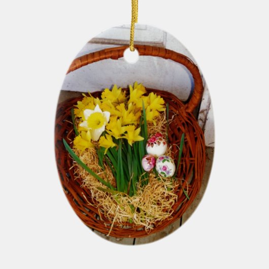 Een korf van gele diaffodils en paasgriep keramisch ornament (Voorkant)