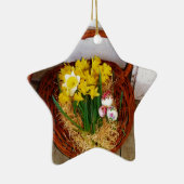 Een korf van gele diaffodils en paasgriep keramisch ornament (Rechts)