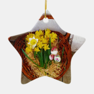 Een korf van gele diaffodils en paasgriep keramisch ornament