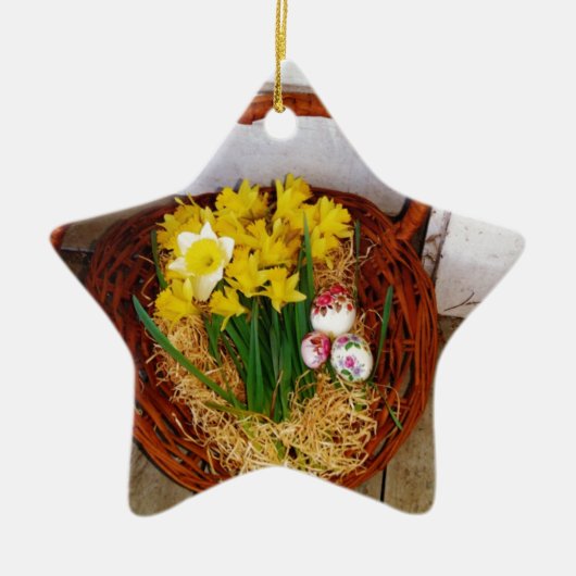 Een korf van gele diaffodils en paasgriep keramisch ornament (Voorkant)