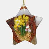Een korf van gele diaffodils en paasgriep keramisch ornament (Links)
