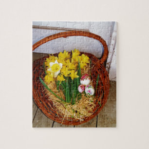 Een korf van gele diaffodils en paasgriep legpuzzel