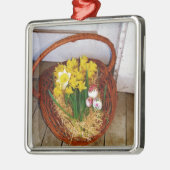Een korf van gele diaffodils en paasgriep metalen ornament (Links)