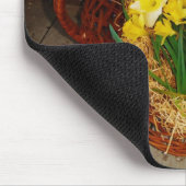 Een korf van gele diaffodils en paasgriep muismat (Hoek)