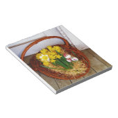 Een korf van gele diaffodils en paasgriep notitieblok (Schuin)