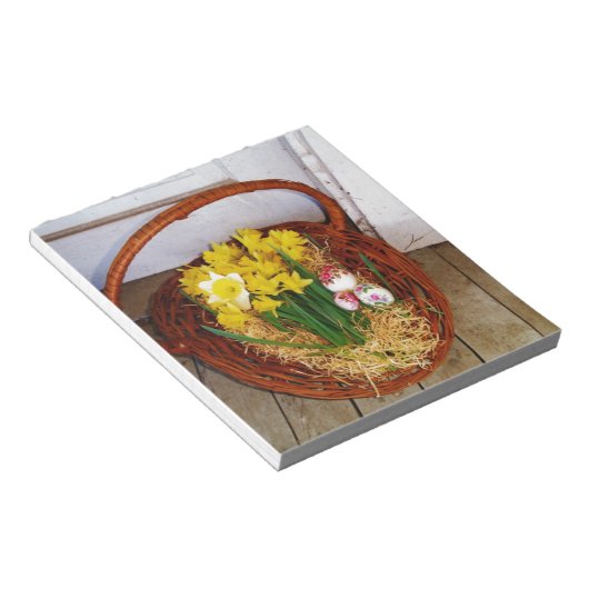 Een korf van gele diaffodils en paasgriep notitieblok (Schuin)