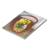 Een korf van gele diaffodils en paasgriep notitieblok (Linkerzijde)