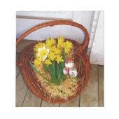 Een korf van gele diaffodils en paasgriep notitieblok (Voorkant)