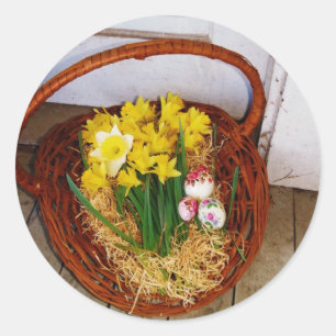 Een korf van gele diaffodils en paasgriep ronde sticker