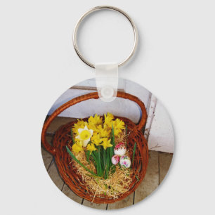 Een korf van gele diaffodils en paasgriep sleutelhanger