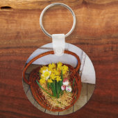 Een korf van gele diaffodils en paasgriep sleutelhanger (Voorkant)