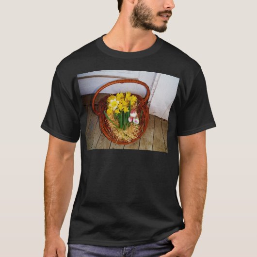 Een korf van gele diaffodils en paasgriep t-shirt (Voorkant)
