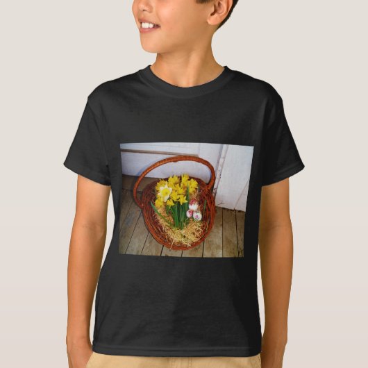 Een korf van gele diaffodils en paasgriep t-shirt (Voorkant)