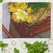 Een korf van gele diaffodils en paasgriep theedoek (Gevouwen)