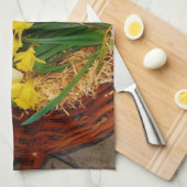 Een korf van gele diaffodils en paasgriep theedoek (Quarter Fold)