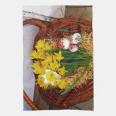 Een korf van gele diaffodils en paasgriep theedoek (Verticaal)