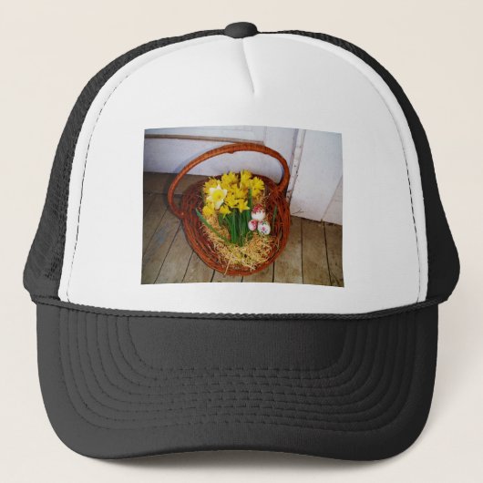 Een korf van gele diaffodils en paasgriep trucker pet (Voorkant)
