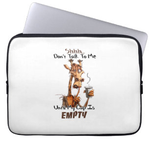 Een koude Giraffe met een kop koffie Laptop Sleeve