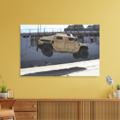 Een kraan tilt een M998 Humvee Canvas Afdruk (Insitu (Woonkamer))