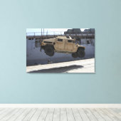 Een kraan tilt een M998 Humvee Canvas Afdruk (Insitu (Houten vloer))