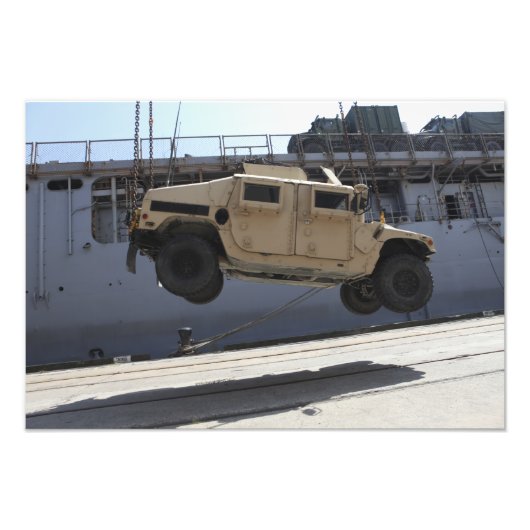 Een kraan tilt een M998 Humvee Foto Afdruk (Voorkant)