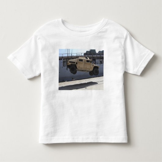 Een kraan tilt een M998 Humvee Kinder Shirts (Voorkant)