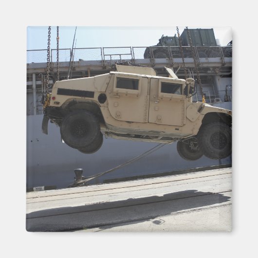 Een kraan tilt een M998 Humvee Magneet (Voorkant)