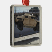 Een kraan tilt een M998 Humvee Metalen Ornament (Rechts)