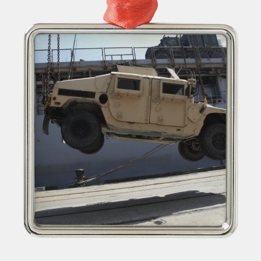 Een kraan tilt een M998 Humvee Metalen Ornament (Voorkant)