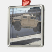 Een kraan tilt een M998 Humvee Metalen Ornament (Links)