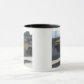 Een kraan tilt een M998 Humvee Mok (Midden)