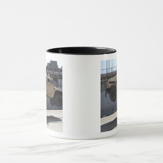 Een kraan tilt een M998 Humvee Mok (Midden)