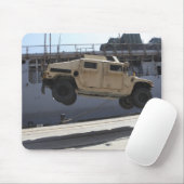 Een kraan tilt een M998 Humvee Muismat (Met muis)