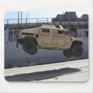 Een kraan tilt een M998 Humvee Muismat