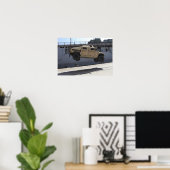Een kraan tilt een M998 Humvee Poster (Thuiskantoor)