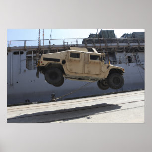Een kraan tilt een M998 Humvee Poster