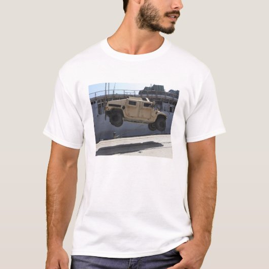 Een kraan tilt een M998 Humvee T-shirt (Voorkant)