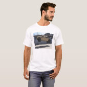 Een kraan tilt een M998 Humvee T-shirt (Voorkant volledig)
