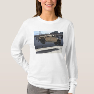 Een kraan tilt een M998 Humvee T-shirt