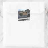 Een kraan tilt een M998 Humvee Vierkante Sticker (Tas)