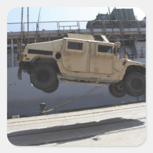 Een kraan tilt een M998 Humvee Vierkante Sticker