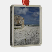 Een kruimelende bunker metalen ornament (Rechts)