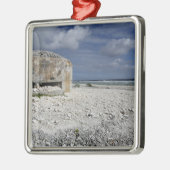 Een kruimelende bunker metalen ornament (Links)