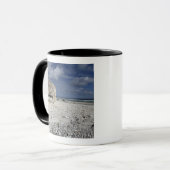 Een kruimelende bunker mok (Voorkant links)