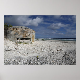 Een kruimelende bunker poster