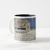 Een kruimelende bunker tweekleurige koffiemok (Voorkant links)