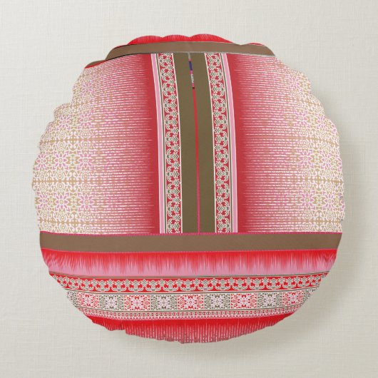 Een kruissteek patroon met een rode achtergrond rond kussen (Voorkant)