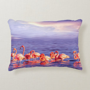 Een kudde mooie roze flamingos tegen een purp accent kussen