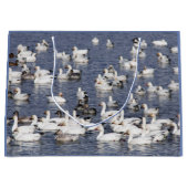 Een kudde sneeuwganzen bij de strand large cadeautasje (Voorkant)