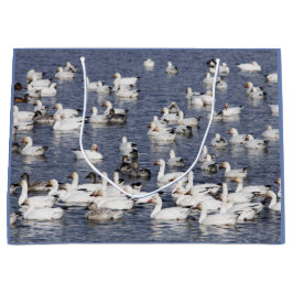 Een kudde sneeuwganzen bij de strand large cadeautasje